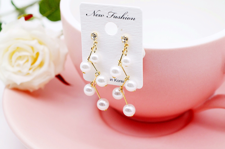 KR-044 Trendy Earring White