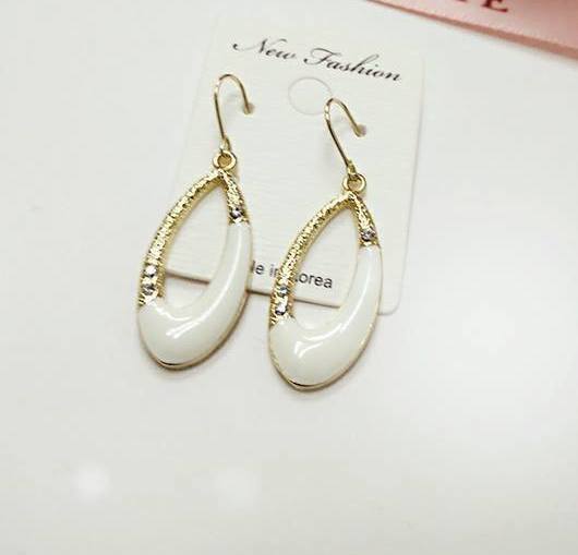 KR-136 Trendy Earring White