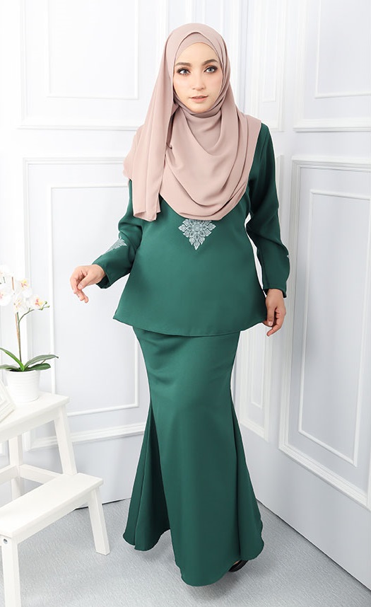 QA-551 WOMEN'S ELEGANT KURUNG GREEN