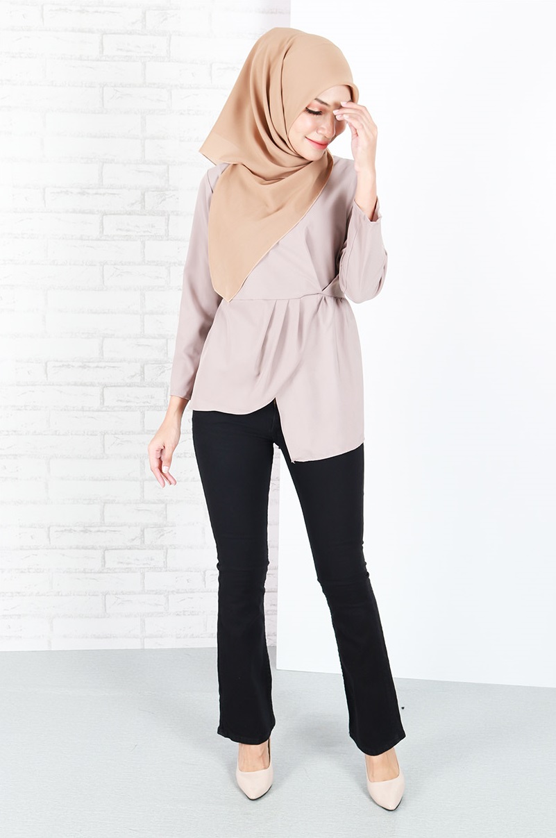 QA-655 LILY PEPLUM BLOUSE NUDE