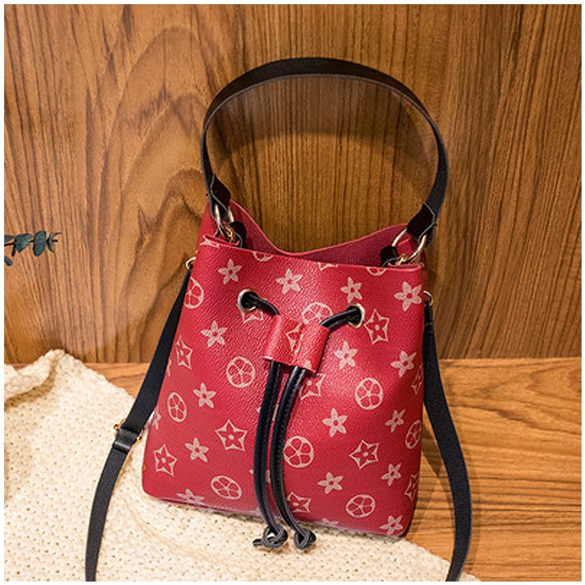 KW80584 STAR BUCKET BAG RED