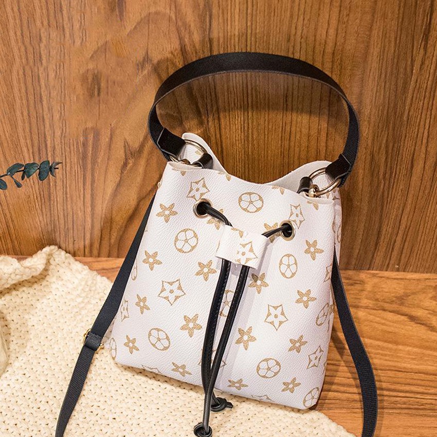 KW80584 STAR BUCKET BAG WHITE